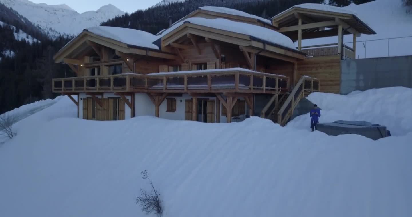 Chalet enneigé en montagne