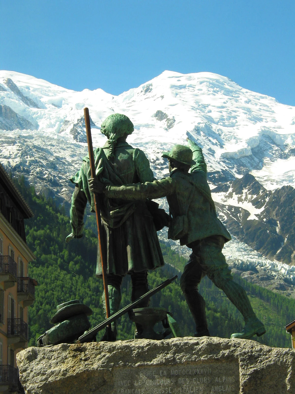 Le monument Balmat et de Saussure face au Mont-Blanc, à Chamonix, sous un ciel bleu
