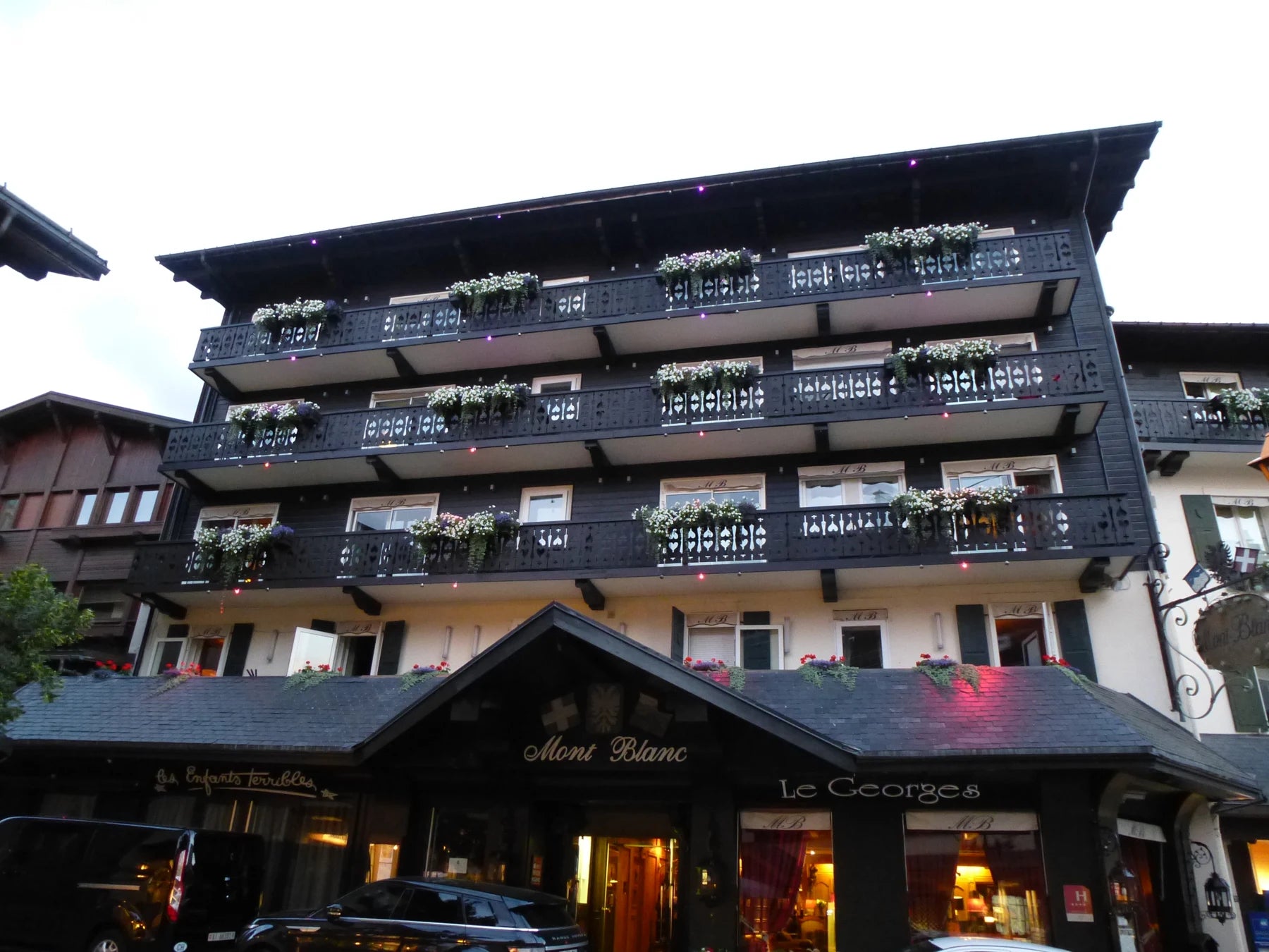 La façade et les balcons fleuris de l’hôtel Mont-Blanc, au cœur de Megève